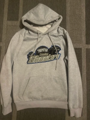 Grå Trapstar shooters hoodie - Snygg grå hoodie från Trapstar OBS R€P Priset är inte hugget i sten 🪨!