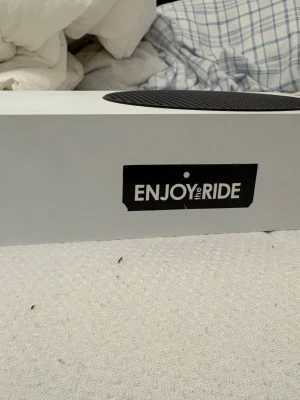 Vit Xbox Series S spelkonsol - Säljer en vit Xbox Series S spelkonsol med svart rund ventilationsyta på ovansidan. Konsolen har en stilren, rektangulär design och är tillverkad i plast. Perfekt för gaming och digitala spelupplevelser.