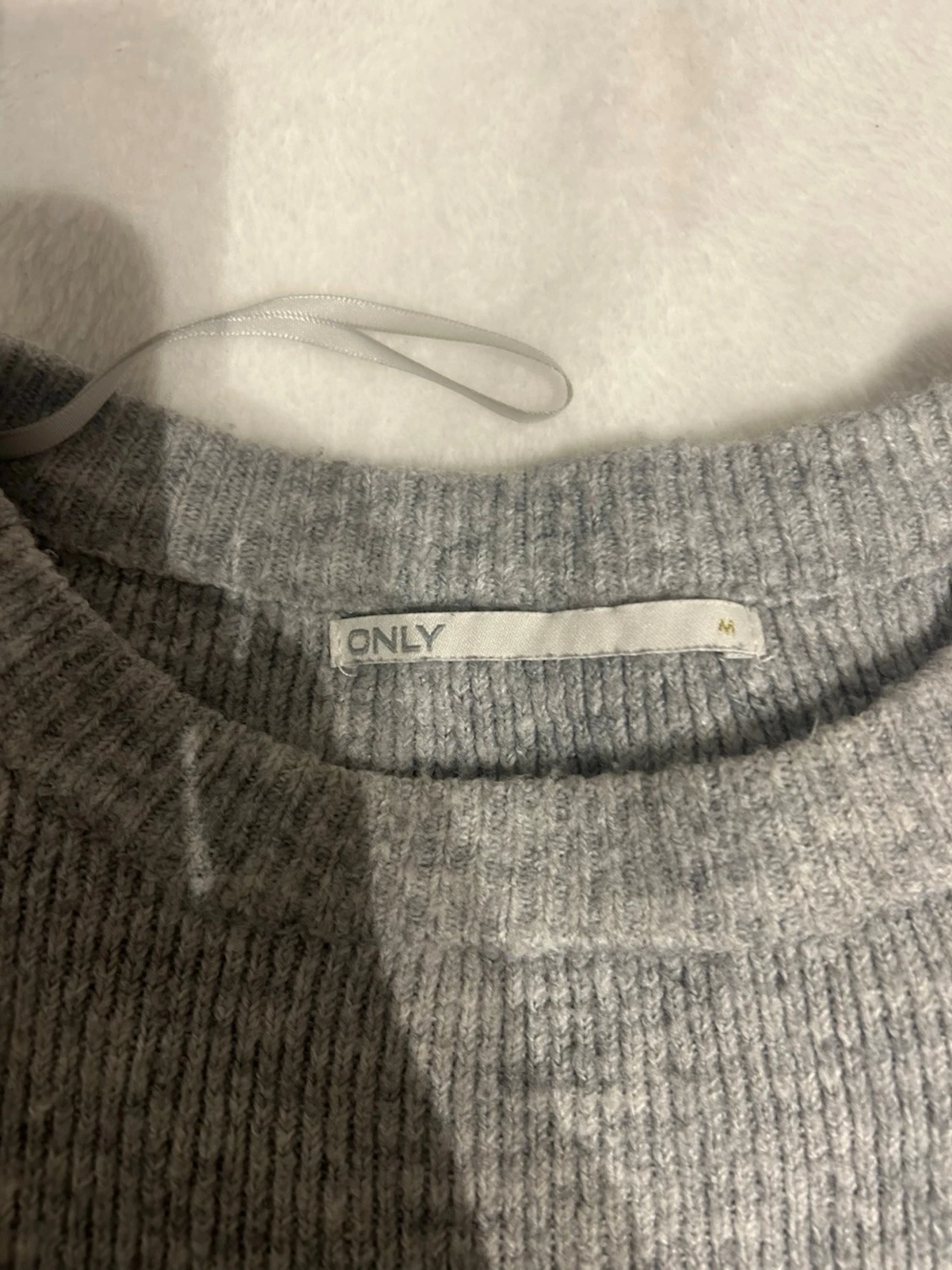 Grå ribbstickad tröja Gina Tricot med puffarmar  - 2