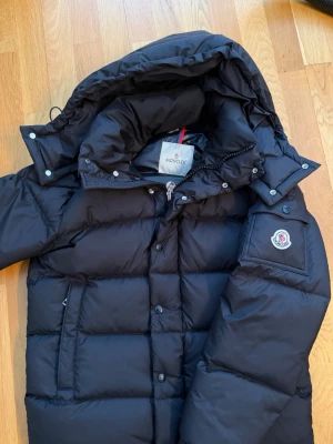 Monclere Vezere (S) - Säljer en knappt använd Moncler Vezere i storlek S. Inga fel på jackan. Jackan passar om man är mellan 170-180 cm lång. Ärmen är något kortare än vanligt. Moncler tags följer med i köpet!