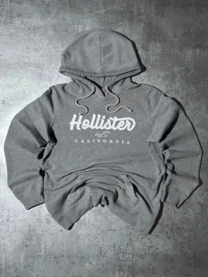 Hollister hoodie grå vintage - Mycket fin hoodie från märket Hollister. Välskött material som är mjukt. Bidrar till både komfort och värme. Priset är diskuterbart.