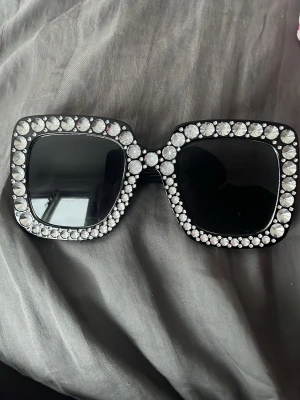 Svarta solglasögon - Statement solglasögon med fyrkantig form och svarta bågar