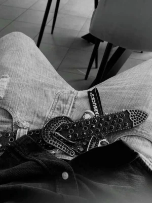 Svart nitar skärp med håldetaljer - Coolt svart skärp med massor av silverfärgade nitar och håldetaljer längs hela bandet. Skärpet har ett metallspänne och passar perfekt för att ge din outfit en edgy vibe. Snygg accessoar till jeans. Använd 3 gånger , fick i present 