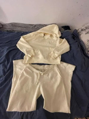 Mjukis sett - Säljer mitt gula mjukis sett. Jättefint skick och knappast använd. Säljer för den ej kommer till användning. Skulle man vilja köpa delarna separat så är det 200kr per del. Hör av dig gärna till mig vid funderingar eller frågor.