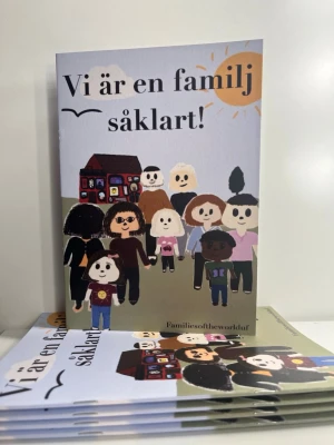 Vi är en familj såklart! bok - Vi är ett UF företag som skrivit och illustrerat vår egen barnbok. Boken handlar om mångfald bland familjer och hyllar kärlek och gemenskap. Perfekt för  dig som har barn eller jobbat med barn i åldrarna 2-6år