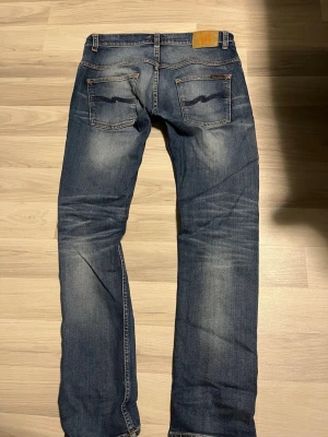 Blå jeans från Nudie Jeans - Säljer ett par väldigt snygga Nudie jeans med as fet tvätt. Modellen är thin finn.                         Tveka inte i skriva vid minsta fråga och priset kan diskuteras