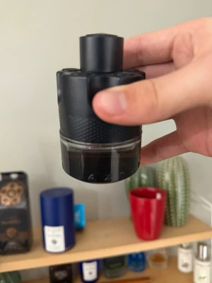 Emporio Armani Stronger With You Parfum - Emporio Armani Stronger With You Parfum i en elegant mörkbrun glasflaska med rundad silverfärgad kork. Flaskan har en modern och stilren design med tydlig logotyp på framsidan. Perfekt för dig som gillar exklusiva och maskulina dofter.