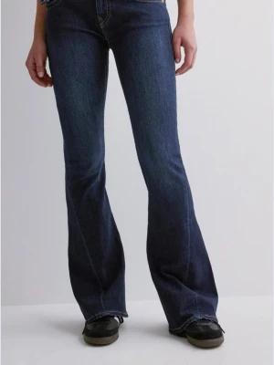 Mörkblå bootcut jeans True Religion - Säljer ett par mörkblå bootcut jeans från True Religion med klassiska kontrastsömmar och snygga fickdetaljer bak. Jeansen har låg midja och är tillverkade i stretchig denim för skön passform. 