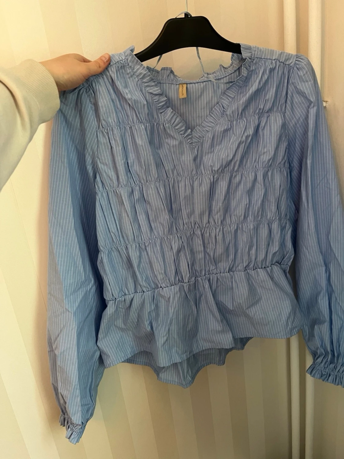 Blå randig blus med volanger