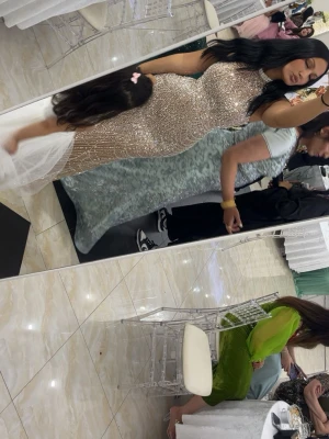 Glittrig lång fest/bal klänning  - Säljer en glittrig långklänning i champagnefärg med pärl- och paljettdekorationer. Klänningen är axelbandslös och har en stor rosett i ryggen för extra wow-effekt. Perfekt för någon fest eller bal😍.Klänningen är köpt på shein och nypriset är 1329kr.