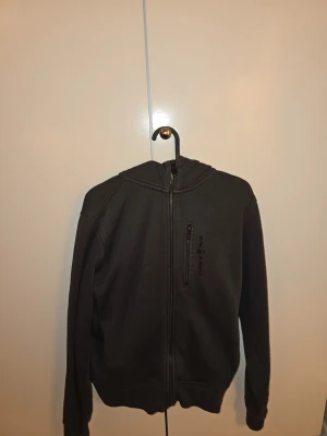 Mörkgrå zip-hoodie från Sail Racing - Sail Racing zip – Mörkgrå (S) Mörkgrå ziptröja från Sail Racing. Storlek: S Skick: Bra begagnat skick.