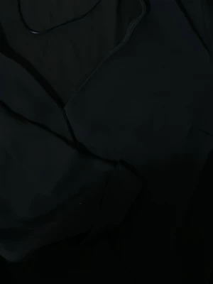 Mörkblå blus med knytband - Stilren mörkblå blus med knytband i midjan och mjukt, följsamt tyg. Blusen har en enkel, elegant design och passar perfekt till både jeans och kjol. Materialet känns lätt och bekvämt mot huden.