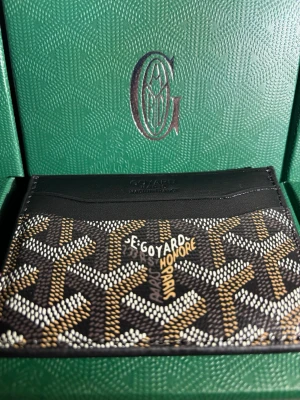 Svart Korthållare - Säljer en Svart Korthållare!  ✅ Sjukt snygg och säljes nu för 249kr! Box och Kort ingår samt att korthållare kommer inplastad