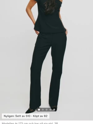 Kostymbyxor bikbok - As snygga kostymbyxor från bikbok. Jag är 168 ungefär och dom är lite för långa☺️andvända få tals gånger 