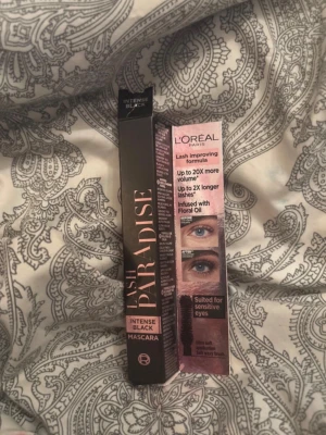 L'Oréal Lash Paradise Mascara Intense Black - Lash Paradise mascara från L'Oréal Paris i färgen Intense Black. Ger upp till 20x mer volym och 2x längre fransar. Formulan är berikad med blomolja och passar även känsliga ögon. Snygg roséguldfärgad tub med svart text. För fler bilder/information skriv gärna, priset kan justeras 🤗❤️