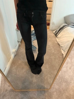 Svarta bootcut jeans från ONLY - Säljer mina svarta bootcut jeans från only, dom är i bra skick och sitter super fint, storlek XS-S, skriv vid frågor❤️
