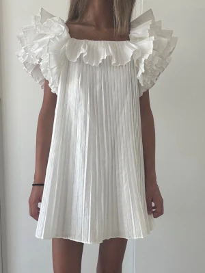 Vit plisserad klänning med volang - Så fin och populär klänning från Zara! Så fin till studenten 💓 bilderna är mina egna 💓🙏🏼