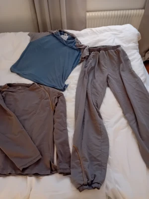 Grått loungewear-set från Unisex - Äkta kläder från kriminalvården. Gammal modell så väldigt sällsynta, en hel dress med byxor, 3 par T-shirt, lång ärmad tröja samt shorts. Passa på att köpa detta unika sett väldigt svåra att få tag på. 500 kr för allt!