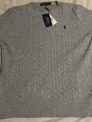 Cable knit  - Säljer en Ralph Lauren cable knit helt ny, Storlek M men sitter som en Storlek S skulle jag säga. 