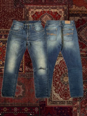 Vintage Nudie jeans Sharp Bengt - Sjukt schyssta vintage Nudie jeans i modellen Sharp Bengt med snygga små slitningar samt två lagningar 🙌 Storlek 29/32 med en loose/ regular fit. A: 39,5cm B: 106cm, skriv vid minsta lilla fråga eller fundering ✌️ 