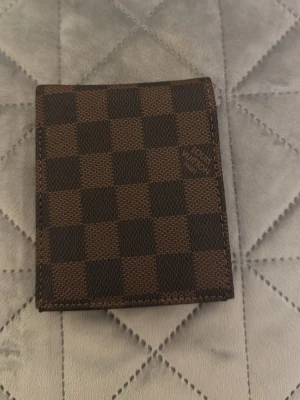 Hej säljer en helt ny L v plånbok i fint skick aldrig använd  - Hej säljer en plånbok i färgen brun L v märke väldigt fin o ny skick.