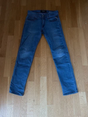Replay jeans - Säljer dessa replay ambass jeansen i storlek 27:30. De är i bra skick och har inga skador eller defekter. Tveka inte på att höra av dig vid frågor eller funderingar.💭