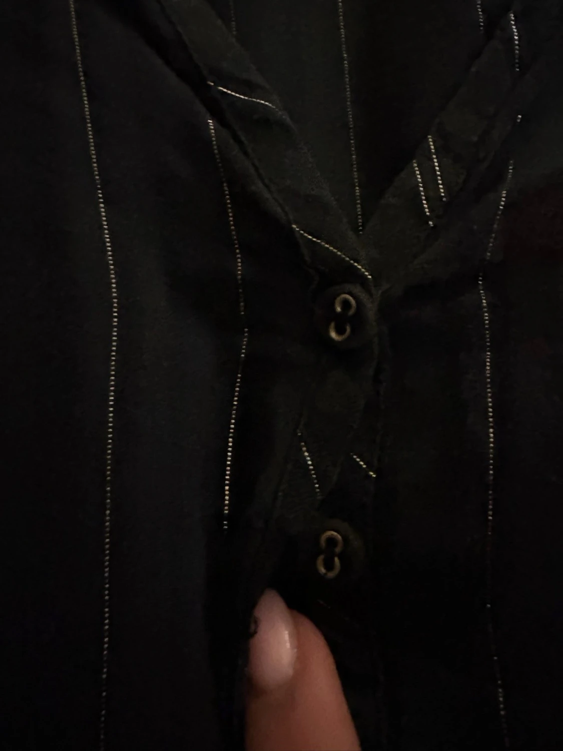 Svart blus med vita ränder och knappar - 1