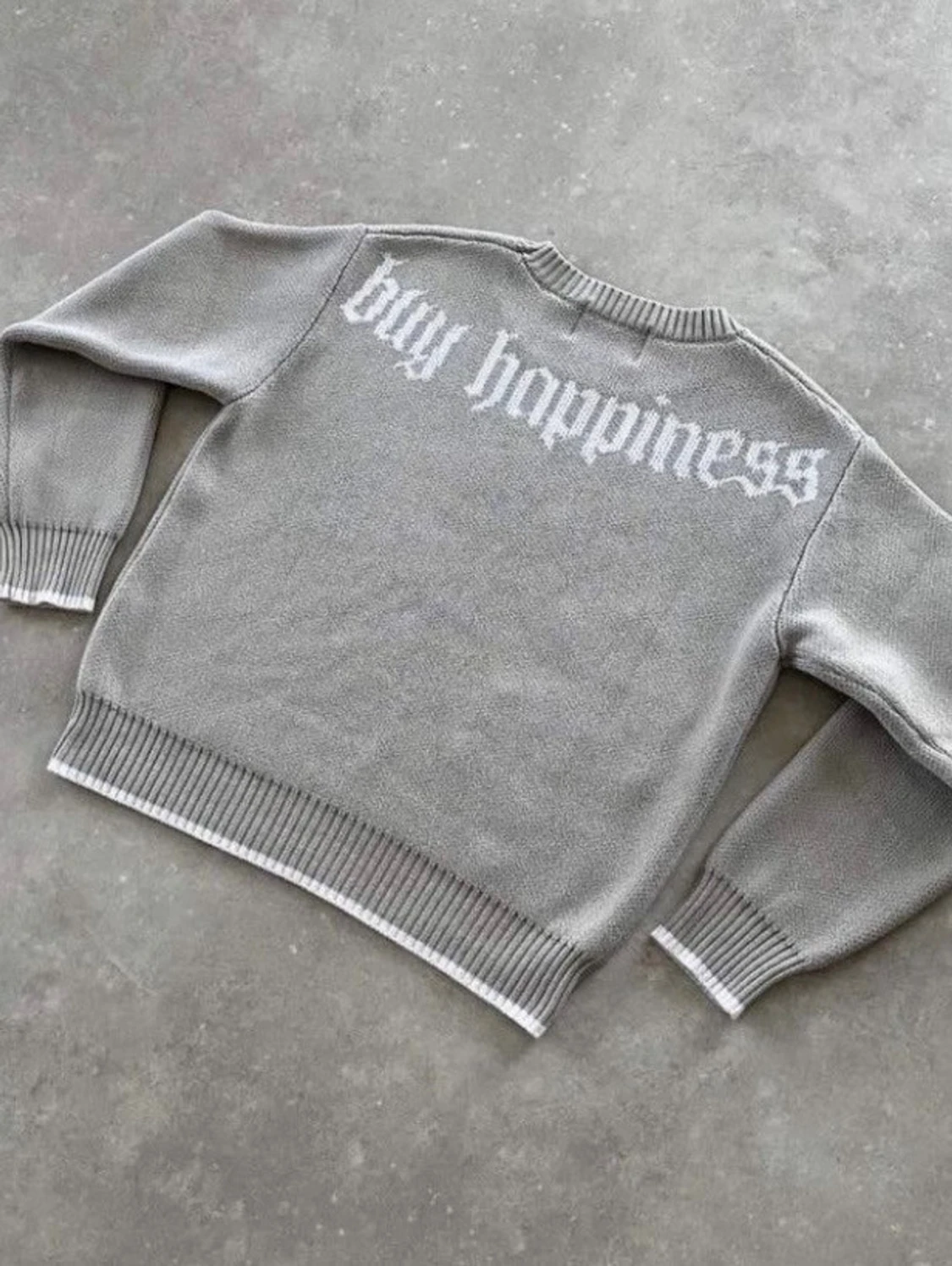 Grå stickad tröja med text