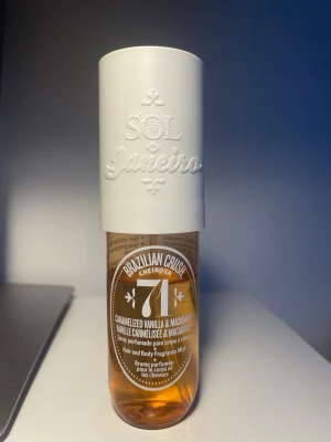 Sol de Janeiro Brazilian Crush 71 mist - En hår- och kroppsmist från Sol de Janeiro med doft av karamelliserad vanilj och macadamia. Använd så säljer mycket billigare men finns ca 70% kvar (ca 60 ml). Min mest komplimenterande parfym som får dig att lukta som en karamelliserad bakelse 🌰🍯 