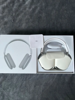 Apple AirPods Max  hörlurar - Säljer ett par stilrena Apple AirPods Max i vitt med mjuka öronkuddar i mesh och bygel i aluminium. Kommer med originalförpackning, laddkabel och smart case. Grym ljudkvalitet och modern design som passar perfekt till musik, film och gaming.