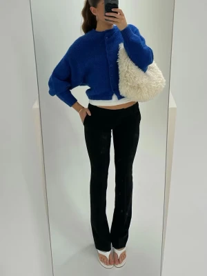 Svarta lågmidjade kostymbyxor - Säljer dem populära lågmidjade kostymbyxorna från bikbok, modellen vera💕är i storlek 34 tall 