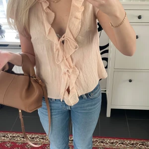 Weekday blus  - Superfin blus från weekday använd 1 gång!