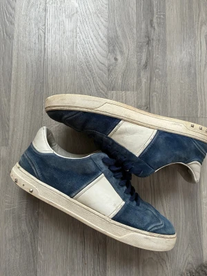 Valentino flycrew - Säljer mina valentino flycrew, RoyalBlue som är storlek 44. De saknas 4 nitar totalt och hälen har gått up.