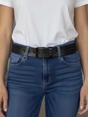 Svart punk bälte - Svart bälte med nitar, designade i en Y2K metallpunkrockstil, utrustade med spänne i rostfritt stål. PU läder. Länd 107 cm. Bredd 3,8 cm. Dessa bälten är unisex, vilket gör dem perfekta för par, och de passar bra med jeans och vardagsbyxor.