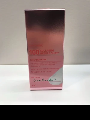 VT Collagen Reedle Shot Face Mist -  VT med kollagen, i en rosa och vit metallicförpackning. Produkten innehåller 10 ampuller à 2 ml och är framtagen för att ge huden en slätare och fräschare känsla. Perfekt som första steg i din hudvårdsrutin.