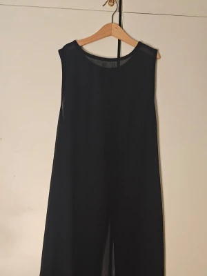 Mörkblå överklänning / coverup - Framkanten är genomskinlig och baksidan är öppen. Den är perfekt att ha över en bikini eller en minidress på sommaren