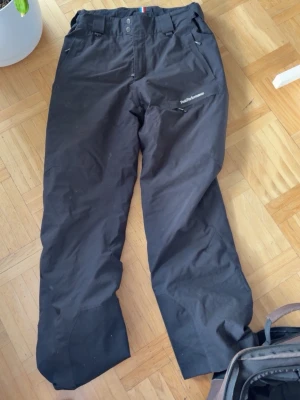 Svarta täckbyxor från Peak Performance - Peak brallor som inte används har köpt nya. Storlek L passar bra om man är under 190. Fodrade vattentäta kostade 6 000 nya för två år sedan