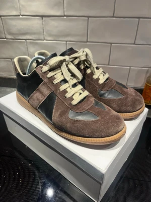 Äkta Maison margiela skor - Hej, riktigt finns Maison margiela i fint skick och fin sellsynt collarway. Skorna är äkta och kvitto finns. Tveka inte på att höra av er vid mer frågor eller funderingar, mvh Sigward.