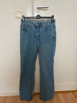 Jeans - Low waist straight, storlek 26/32 uppsydda i benen för mig när jag var cirka 158kr 