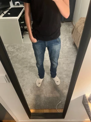 Blå slim fit jeans med slitningar - Säljer ett Jacob choen som jag har köpt här på plick. Dessa jeans har lite slitningar och har lagats under gylfen. Dessa jeansen är storlek 30. Han på bilden ör 185. Priset kan diskuteras. Hör av er vid frågor. Jag har köpt dom här på plik.