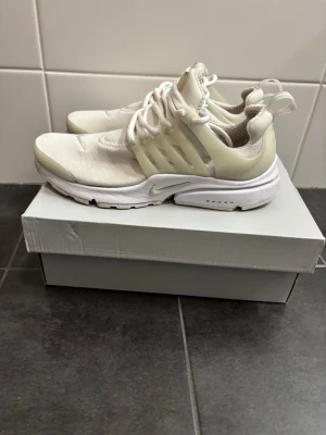 Nike prestos  - Hej säljer min Nike prestos då dem inte används. Dem är i mycket bra skick. Men det finns några små defekter. Men dem stör inte.