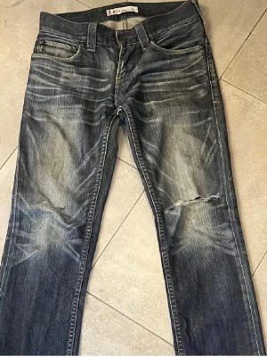Levi’s 511 - Levi 511or med snygga slitningar och fade. Riktigt snygg straight passform, säljer för att jag har andra nya jeans jag oftare använder, men inget fel med dessa.