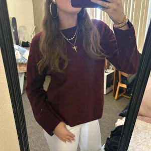 Vinröd stickad tröja från other stories  - Mysig vinröd stickad tröja med rund hals och långa ärmar från other stories 💕