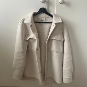 Dobber jacka - Fin dobber jacka/overshirt perfekt till våren! Storlek xs/s men är lite oversize så sitter jättesnyggt. Inte använd jättemycket endast lite nopprig. Nypris 600kr🤍