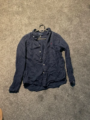 Mörkblå skjorta från Polo Ralph Lauren - Polo Ralph Lauren skjorta. Köpte från kidbrand store säljer för den är för liten för mig nu. Perfekt för sommaren. Knappt använd