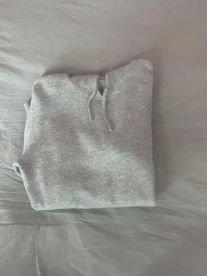 Cashmere hoodie grå  - Säljer en grå cashmere hoodie  i storlek M. Hoodien är i perfekt skick, sparsamt använd och utan några defekter. Väldigt mjuk och skön kvalitet med en stilren look som passar till det mesta. Anledningen till försäljning är helt enkelt att jag håller på att växa ur den.  Hör av dig vid intresse eller om du vill ha fler bilder!