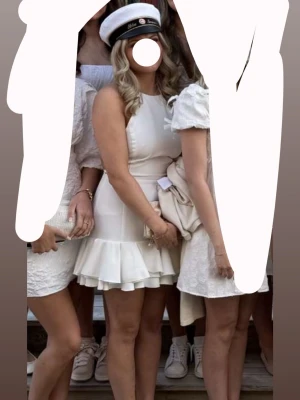 Studentklänning - Jättefin klänning från Zara, endast använd en gång på studenten. Inga fläckar eller liknande 