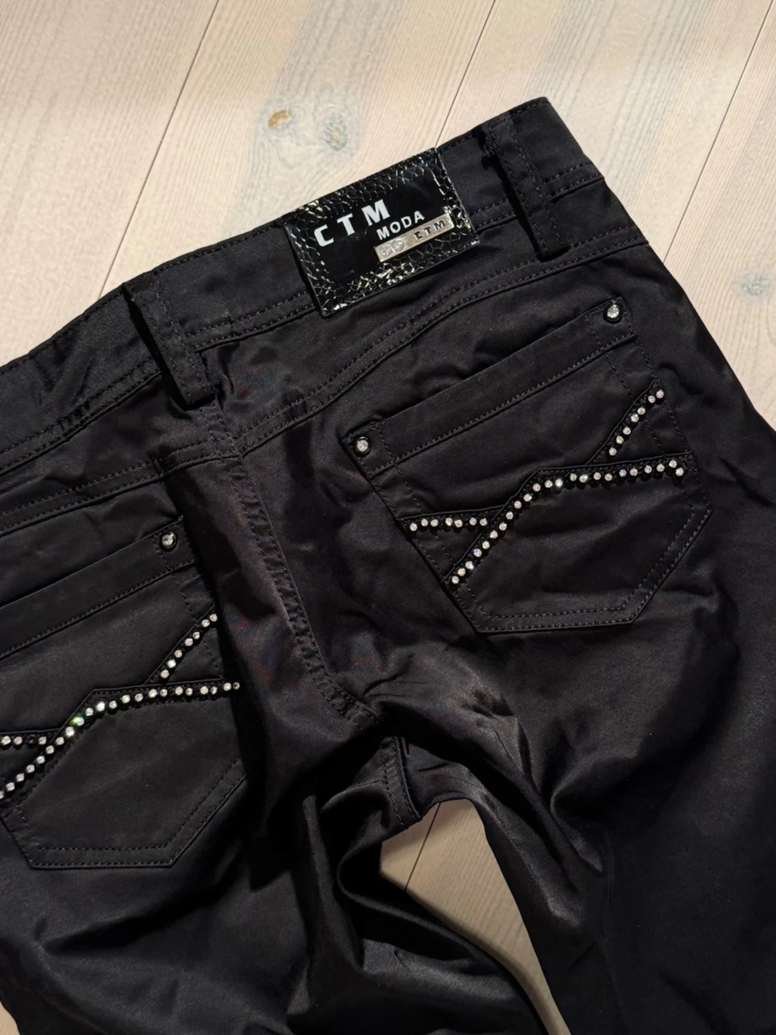 Lågmidjade utsvänga jeans i satin - 6