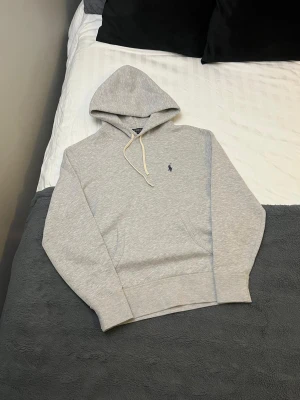Ralph Lauren Grå Hoodie  - Fet grå Ralph Lauren Hoodie. Storlek XS. Nyskick, enbart använd 2 gånger. Hör gärna av er vid funderingar🙌
