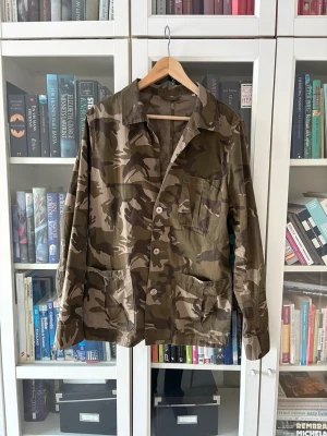 Camouflage overshirt med knappar - Säljer nu en riktigt snygg overshirt från Stenströms. storlek M || Nypris cirka 4000 . Mitt pris: 699 Om du har några funderingar är det bara att höra av dig
